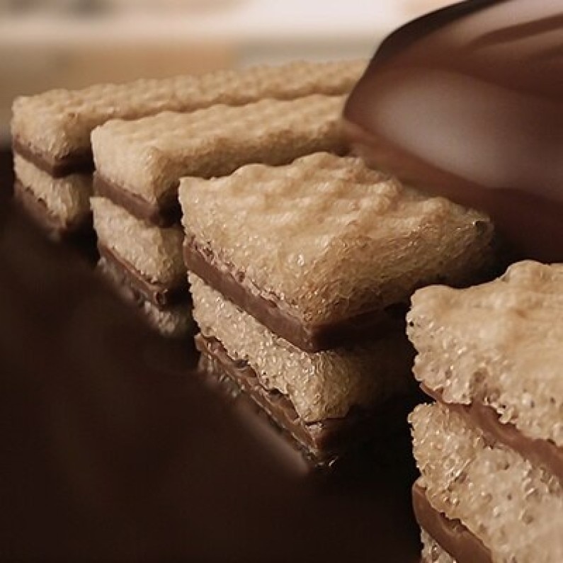 scw_kitkat_4f_pouring_choc_3_1